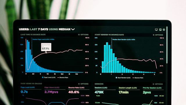 Laptop con un tablero de analítica de datos en pantalla oscura